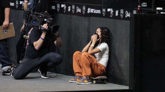 Aos 17 anos, Rayssa Leal domina final da SLS e se torna tetracampe�