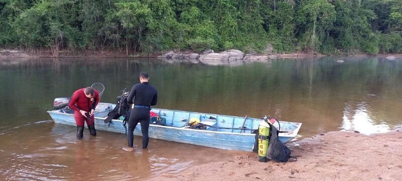 Bombeiros resgatam homem que ficou preso em �rea isolada no Rio Teles Pires(V�deo)
