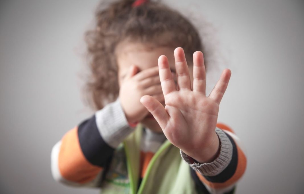 Ap�s den�ncia da escola, Justi�a retira guarda de m�e acusada de agredir filha em Cuiab�