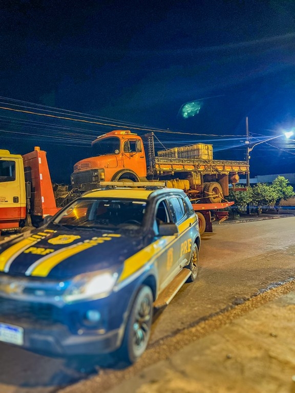 Fiscaliza��o da PRF apreende 2 mil litros de diesel irregulares em caminh�o na BR-174B