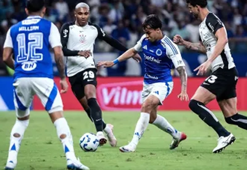 Memphis marca e Corinthians supera Cruzeiro na primeira partida da semifinal