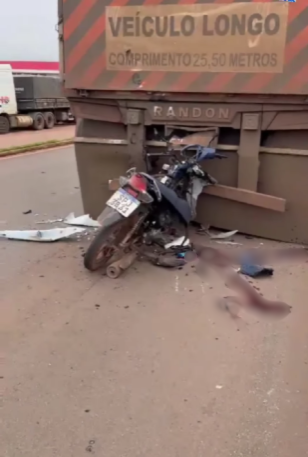 Motociclista morre ap�s colidir na traseira de carreta