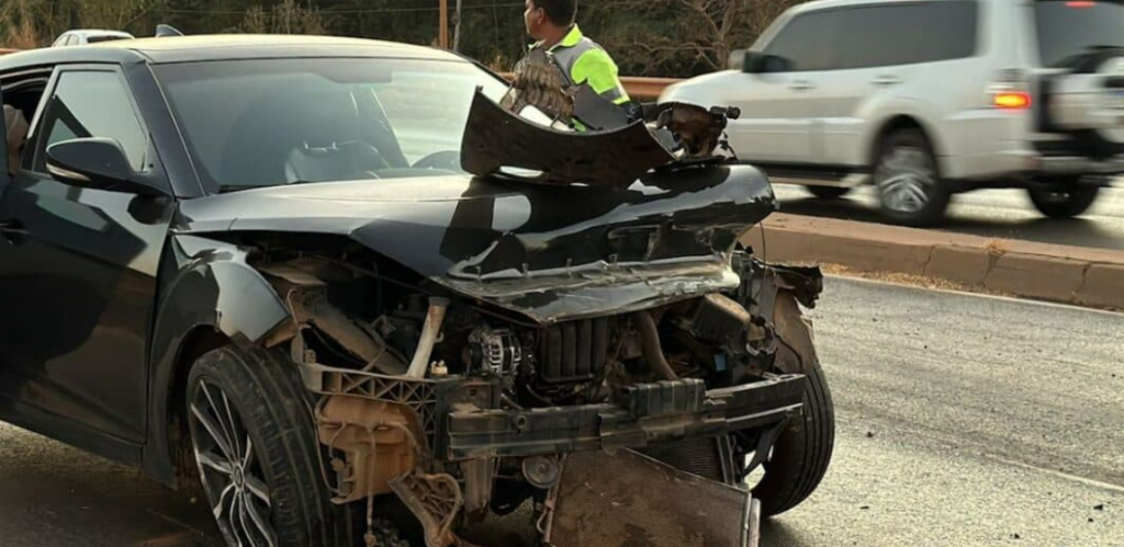 Condutora perde controle da dire��o e bate carro em defensa na BR-163 em Sorriso