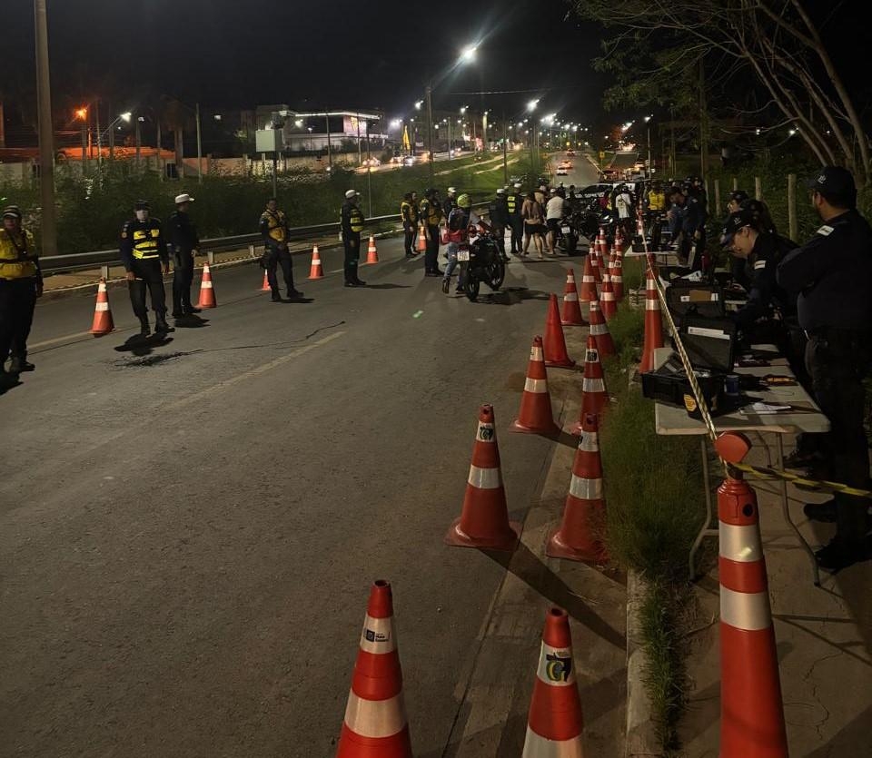 Opera��o Lei Seca termina com captura de foragido da Justi�a e remo��o de 52 motos em Cuiab�