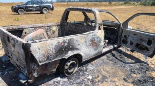 Corpo n�o identificado � encontrado em ve�culo queimado; pol�cia civil investiga