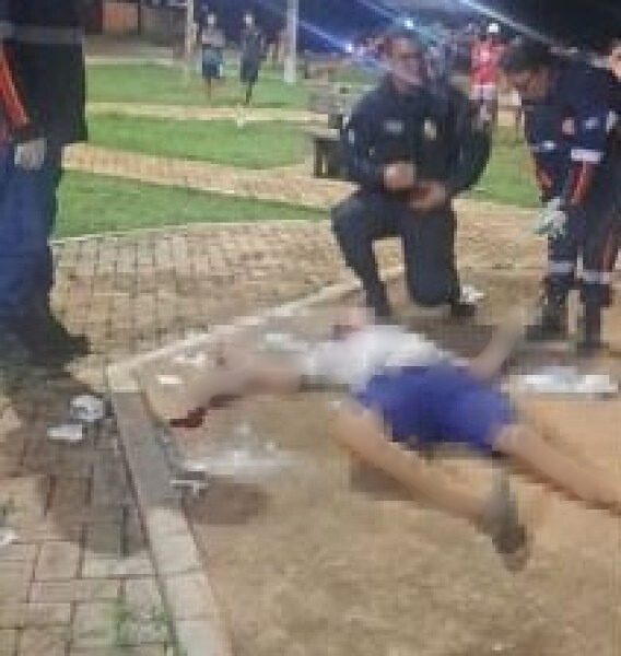 Homem � surpreendido e morto a tiros em pra�a p�blica