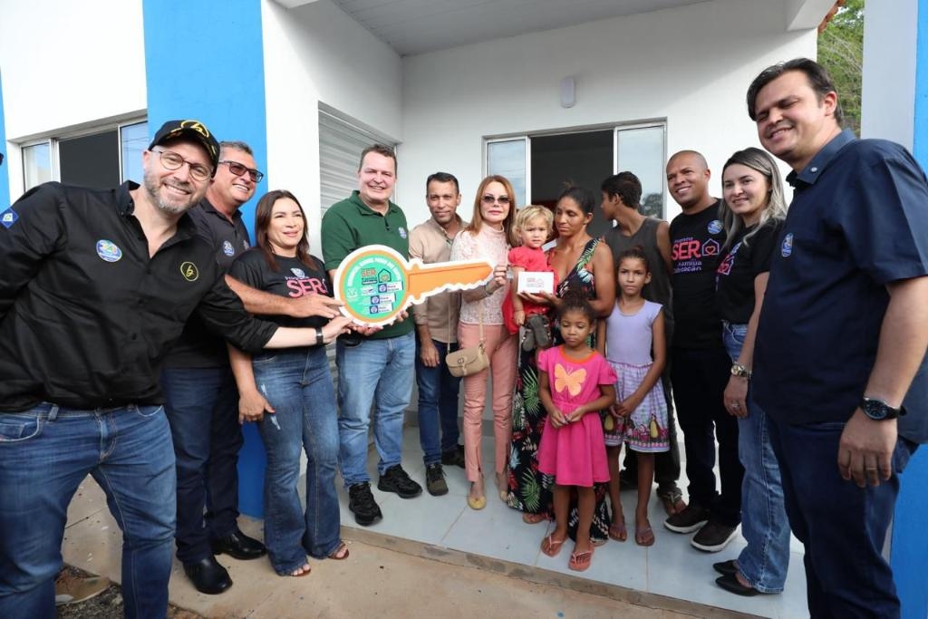 Primeira-dama de MT entrega casas gratuitas do SER Fam�lia Habita��o para 10 fam�lias em S�o Pedro da Cipa