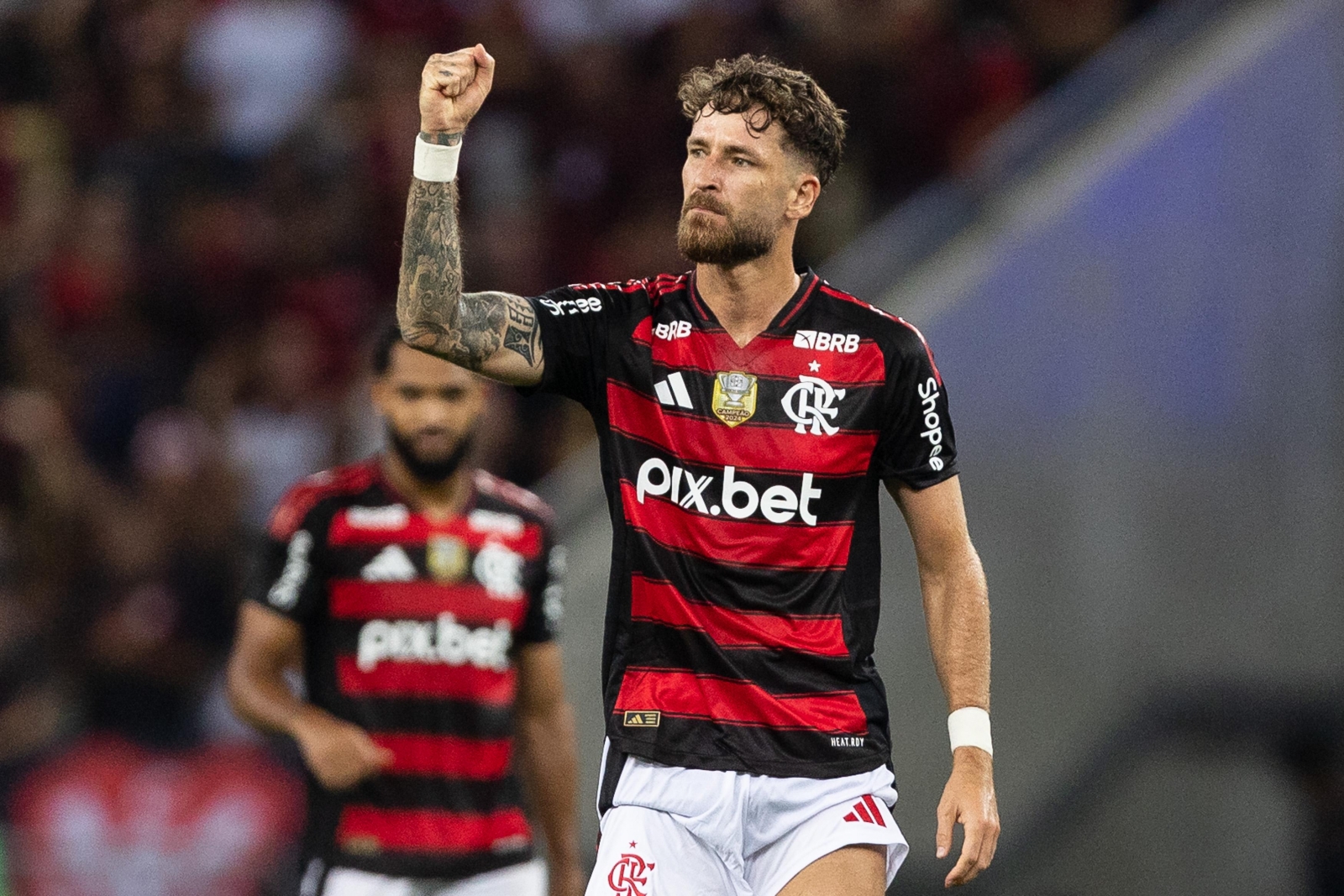 Flamengo vence Pyramids, decide pelo alto e garante vaga na final do Mundial