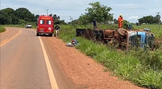 Caminh�o boiadeiro tomba em curva da BR-174B entre Pontes e Lacerda e Vila Bela(V�deo)
