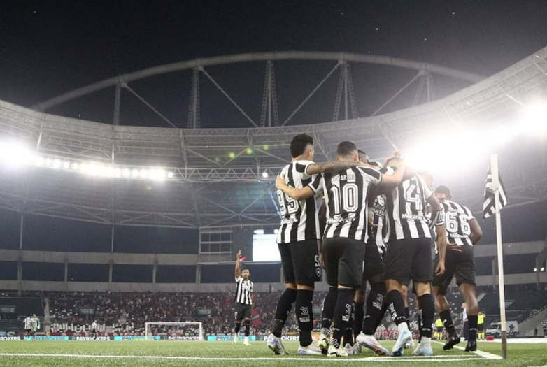 Botafogo goleia o Flamengo e reassume a lideran�a do Brasileir�o