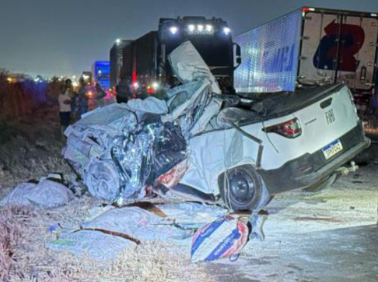 Idoso de 70 anos morre ap�s bater carro na frente de carreta, na BR-070, em VG