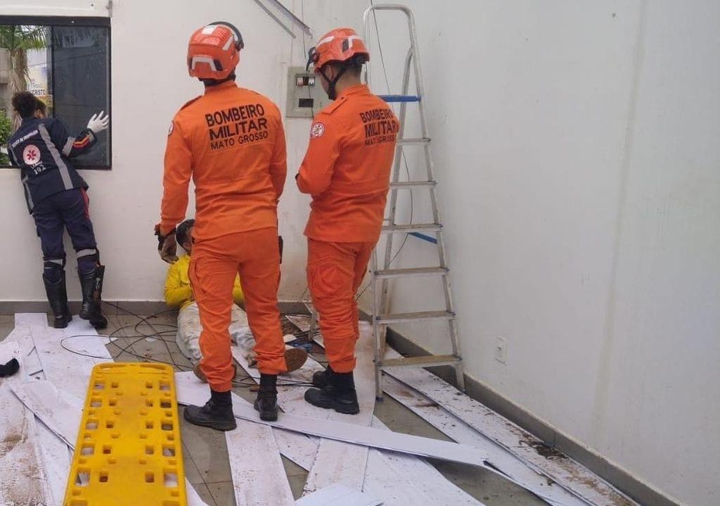 Bombeiros militares socorrem jovem de 17 anos que sofreu descarga el�trica e caiu de escada