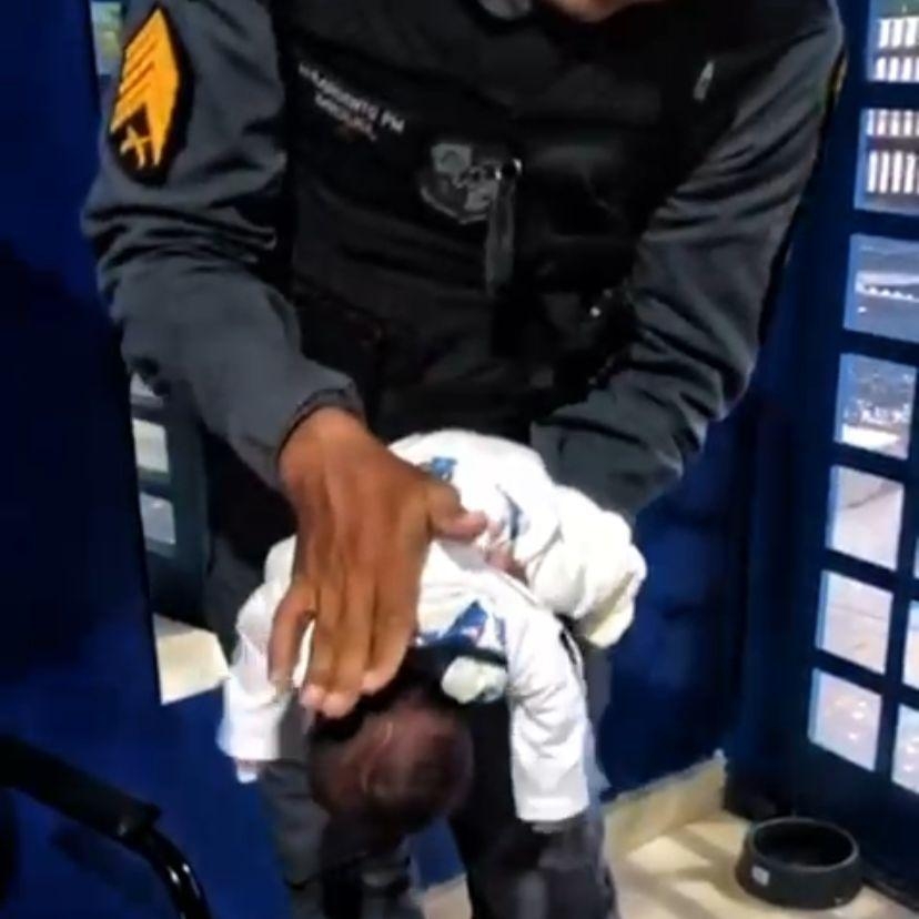 Policiais militares ajudam a salvar beb� de 15 dias engasgado com leite materno em Cuiab�