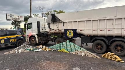Caminh�o � flagrado com mais de 360 tabletes de drogas escondidos em carga no Trevo do Lagarto