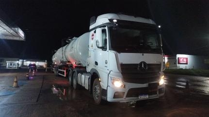 Falha em caminh�o termina em sequestro e roubo de carga de diesel em Jaciara-MT