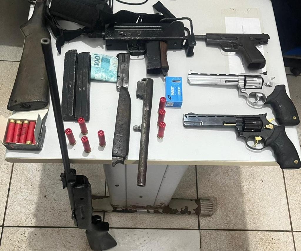 Patrulha Rural prende dupla de faccionados em flagrante com submetralhadora, rev�lveres e pistola