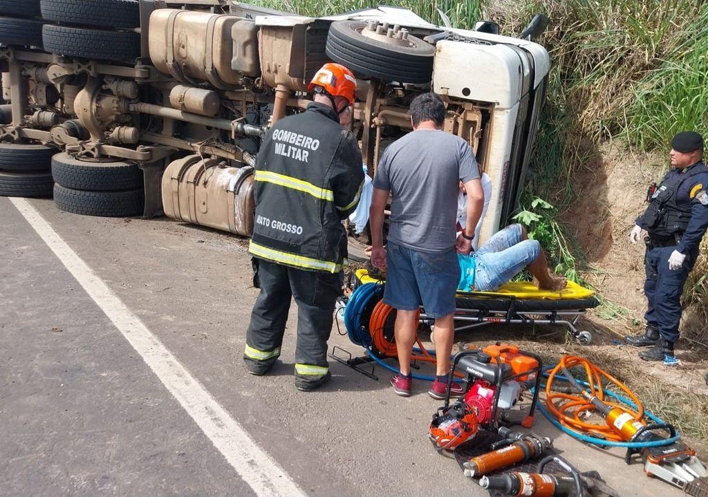 Corpo de Bombeiros socorre v�timas ap�s carreta que transportava carne tombar em rodovia