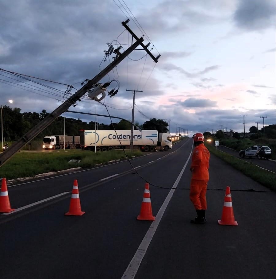 Corpo de Bombeiros atende ocorr�ncia de acidente de tr�nsito com risco el�trico na MT-100