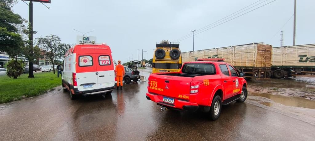 Corpo de Bombeiros socorre v�timas de colis�o entre tr�s ve�culos na MT-140