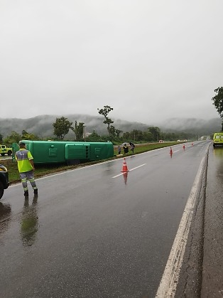 Acidente entre �nibus e ve�culo de carga deixa 17 feridos em trecho da BR-364(V�deo)