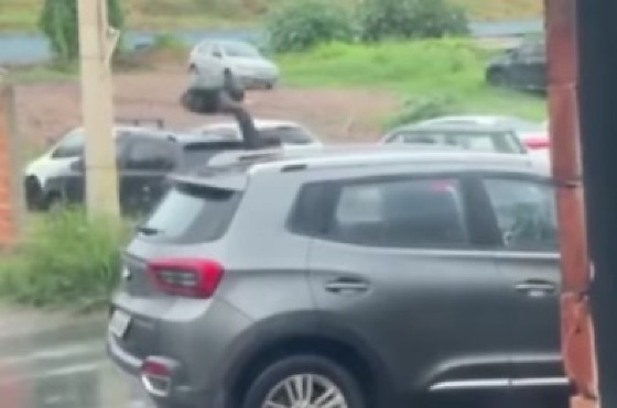 Briga de tr�nsito termina em troca de socos em avenida de Cuiab�(V�deo)