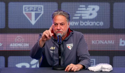 Pedido de impeachment contra Julio Casares � protocolado por conselheiros do S�o Paulo