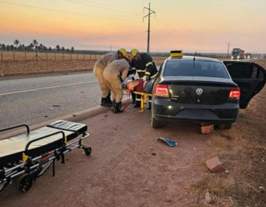 Acidente entre carro e �nibus deixa duas pessoas gravemente feridas no interior