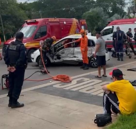 Motorista fica preso �s ferragens ap�s batida grave em avenida de Cuiab�(V�deo)