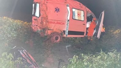 Ambul�ncia capota na MT-242 durante transfer�ncia e idosa morre no norte de MT(V�deo)