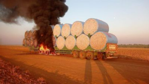 Inc�ndio em reboque de caminh�o � controlado pelo Corpo de Bombeiros em Campo Verde