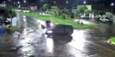 C�mera registra colis�o entre carro e moto e deixa motociclista gravemente ferido em Rondon�polis(V�deo)