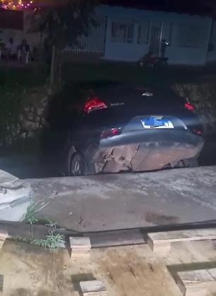Motorista perde controle e carro cai em c�rrego no bairro S�o Mateus, em Cuiab�(V�deo)