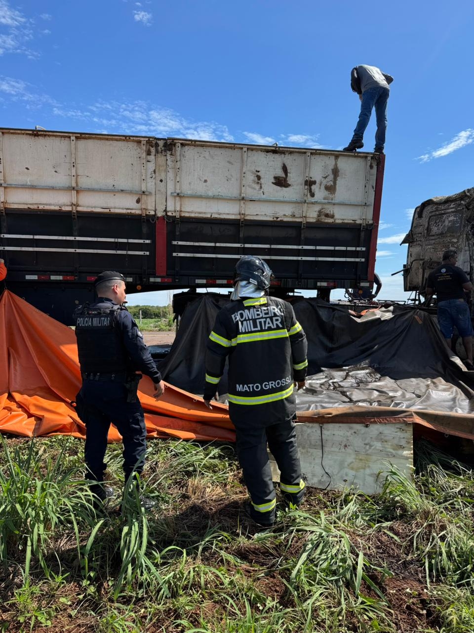 Carreta com produtos qu�micos tem cabine destru�da por inc�ndio na MT-326