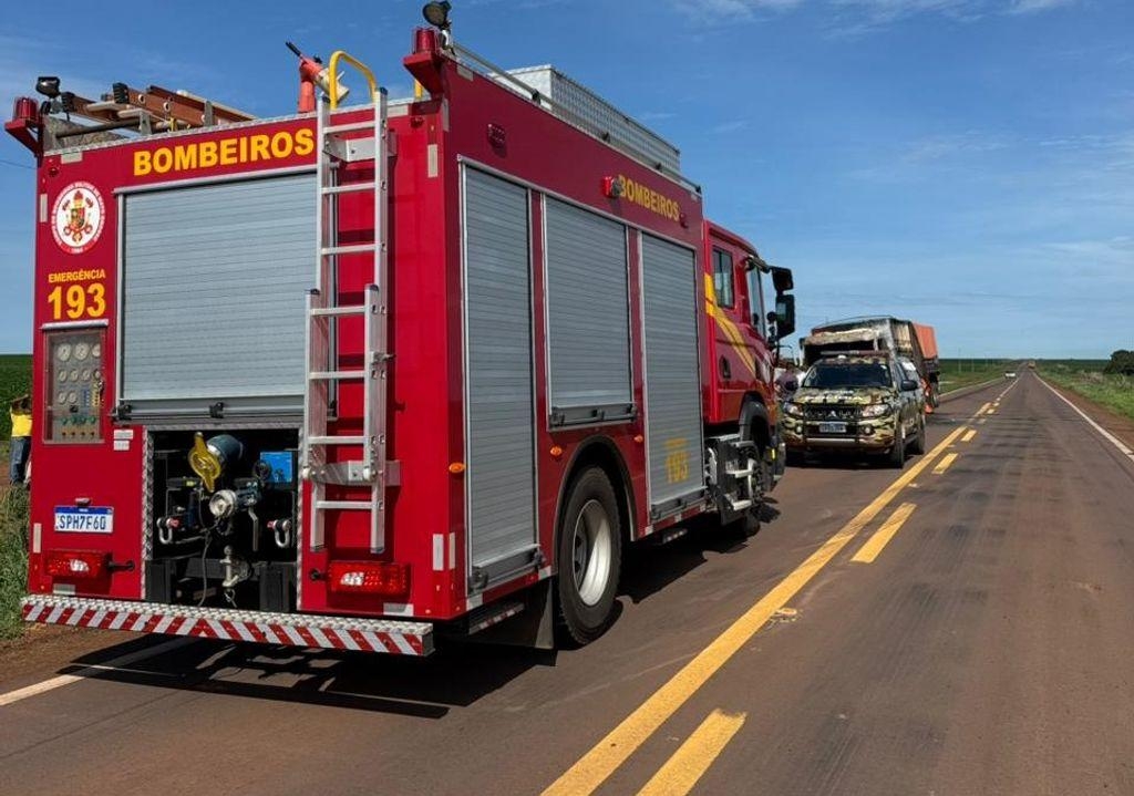 Corpo de Bombeiros faz rescaldo e conten��o ap�s inc�ndio em carreta que transportava defensivos agr�colas