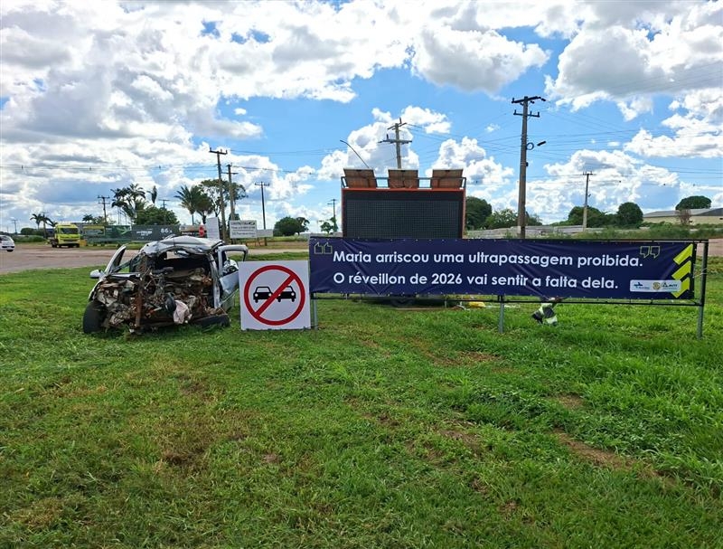Campanha da Nova Rota do Oeste exp�e carros acidentados para conscientizar motoristas na BR-163/MT