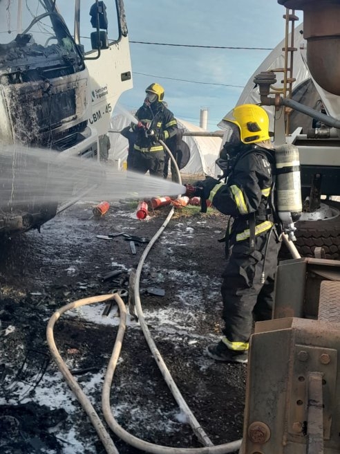 Chamas destroem ve�culos em inc�ndio no p�tio de construtora em Sinop