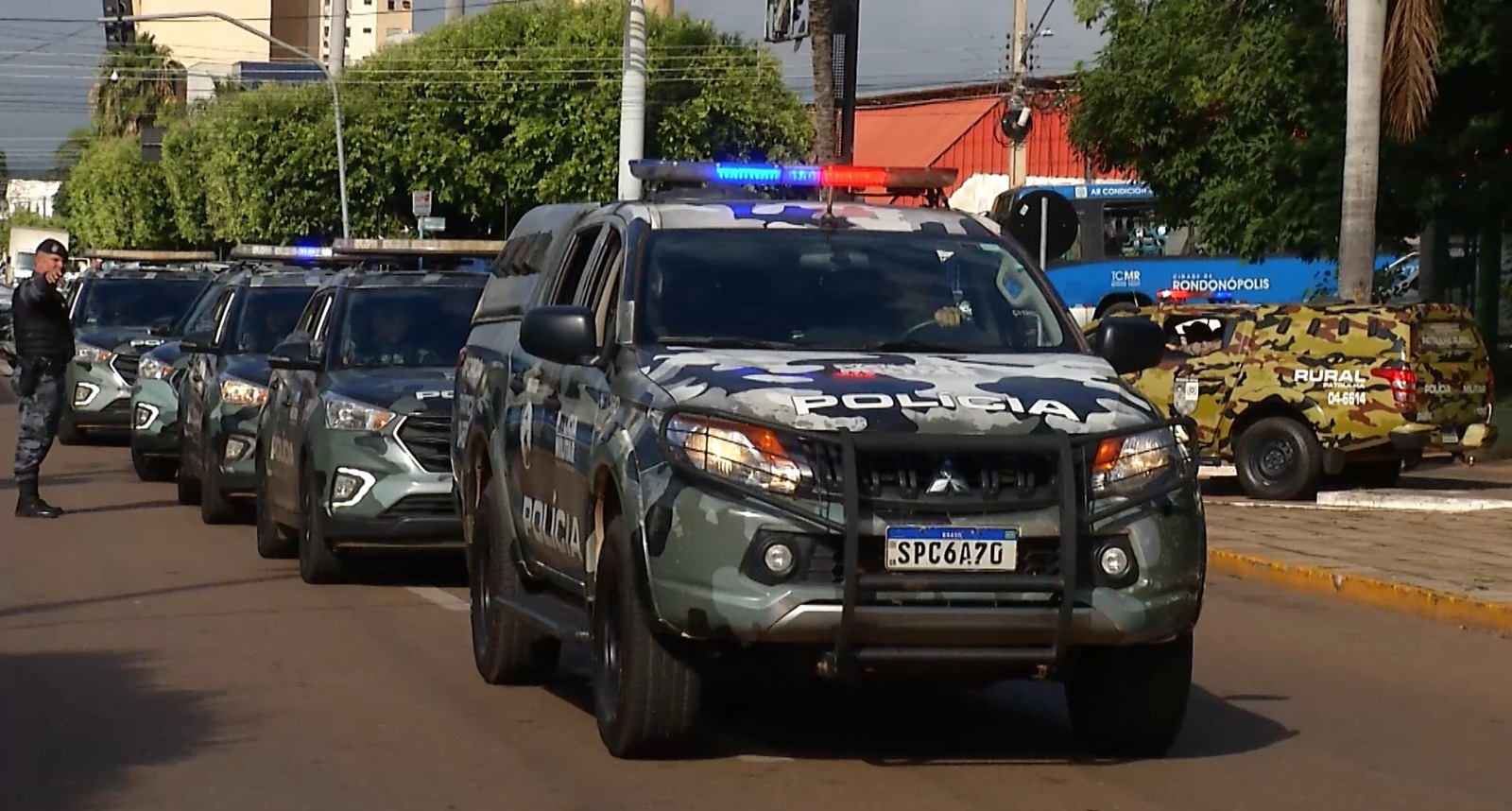 For�a T�tica prende dupla por tr�fico de drogas, apreende pistola e 83 por��es de entorpecentes