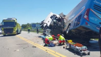 Colis�o entre caminh�o e �nibus deixa seis mortos na BR-116