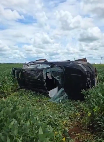 Jeep perde controle, capota v�rias vezes e fica destru�do na sa�da de Campo Novo do Parecis (V�deo)