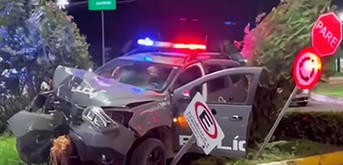 Colis�o em rotat�ria deixa policiais feridos e viatura destru�da