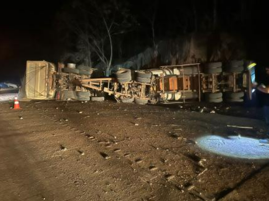 Motorista perde freio de ve�culo, bate em caminh�o e morre