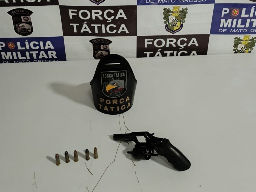 For�a T�tica prende mulher com arma escondida em carro em Rondon�polis