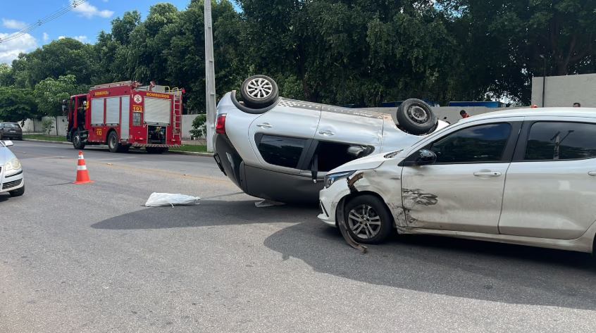 Carro capota ap�s colis�o e mulher � socorrida em avenida de V�rzea Grande