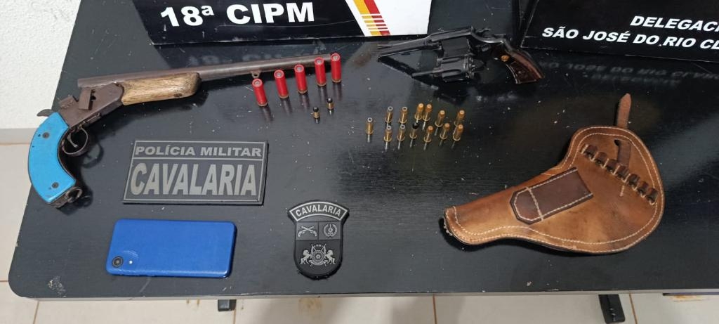 Cavalaria da Pol�cia Militar prende faccionado com duas armas de fogo e muni��es em S�o Jos� do Rio Claro