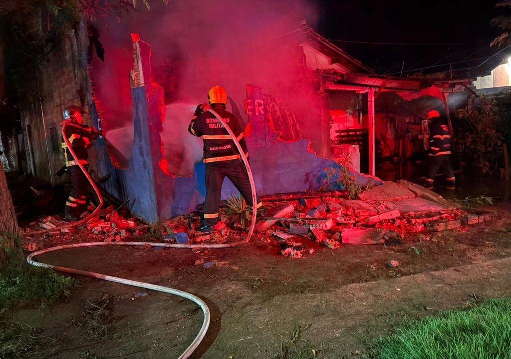 Corpo de Bombeiros Militar combate inc�ndio em resid�ncia