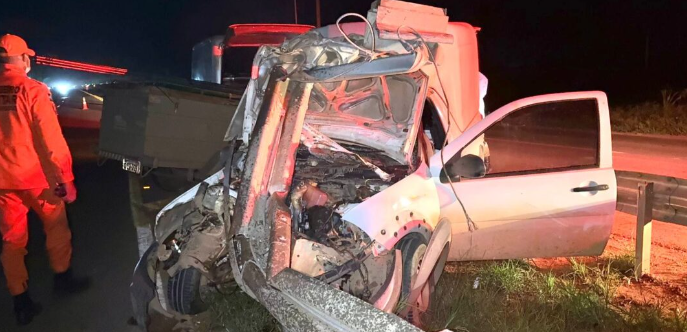 Motorista � fechado, perde controle e bate em guard-rail na BR-163