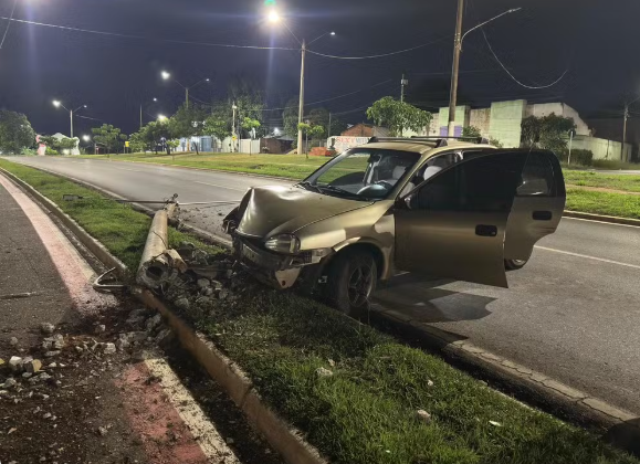 Motorista sem CNH � preso ap�s colidir carro contra poste em V�rzea Grande