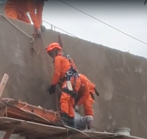 Trabalhador morre eletrocutado e Bombeiros fazem retirada do corpo em altura em Rondon�polis(V�deo)