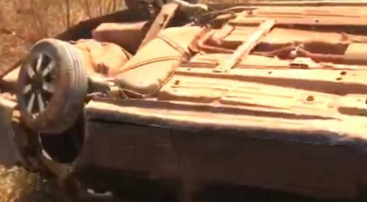 Crian�a morre ao ser arremessada durante capotamento; outras 3 pessoas ficaram feridas