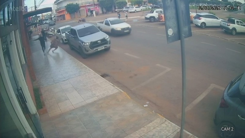 Idosa � agredida ao sair de padaria e suspeito � preso em Mirassol D�Oeste (V�deo)